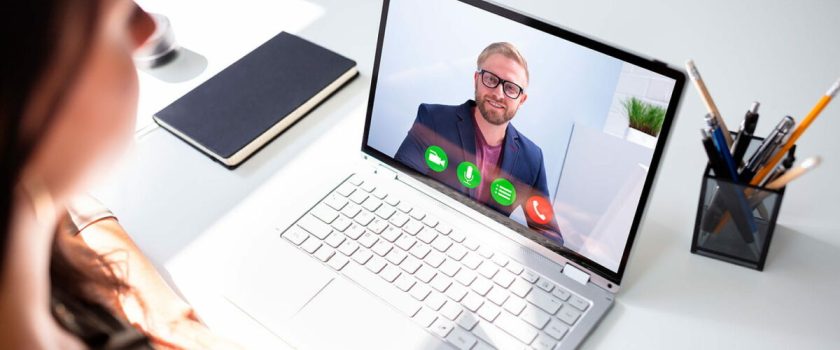 Entenda a diferença entre a entrevista online e presencial